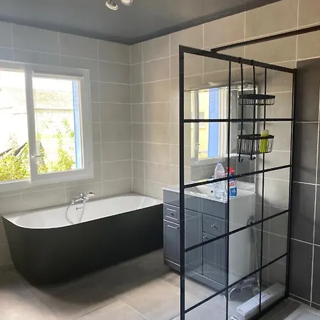 Avenue De La Gare Bed & Breakfast Riscle