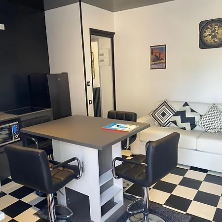 Avenue De La Gare Bed and breakfast Riscle